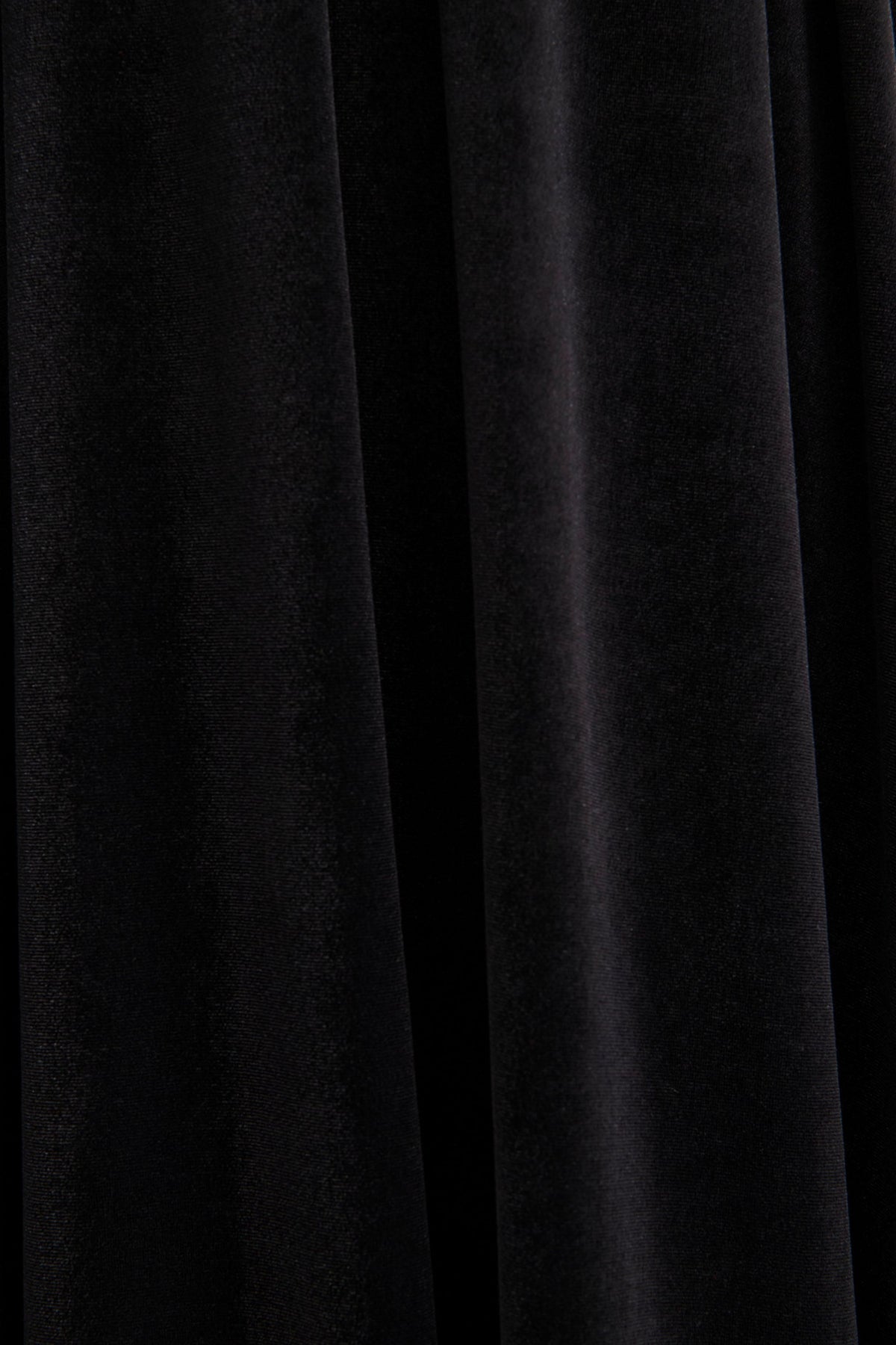 Esmeray | Vestido midi de terciopelo negro con escote corazón