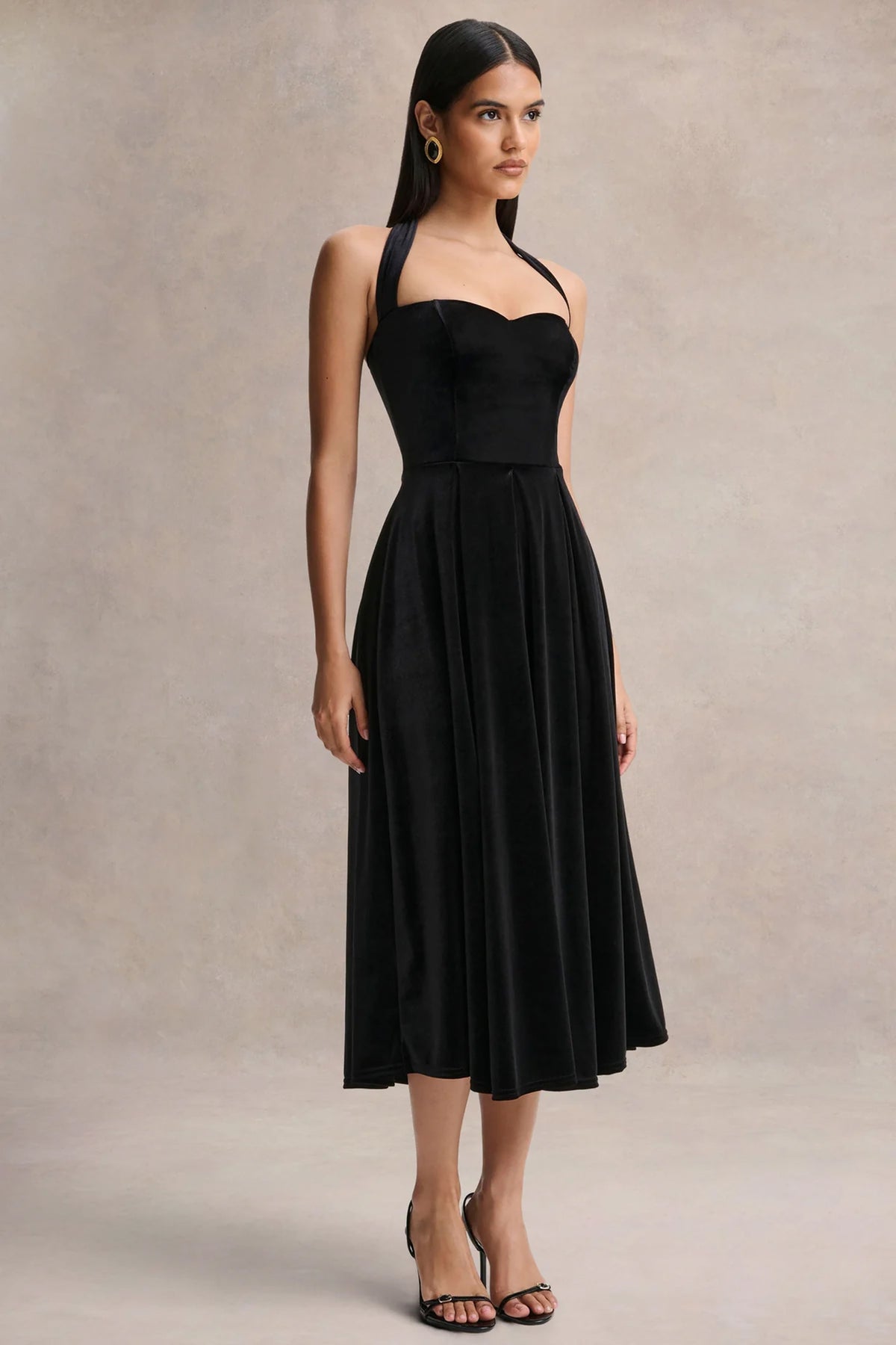 Esmeray | Vestido midi de terciopelo negro con escote corazón