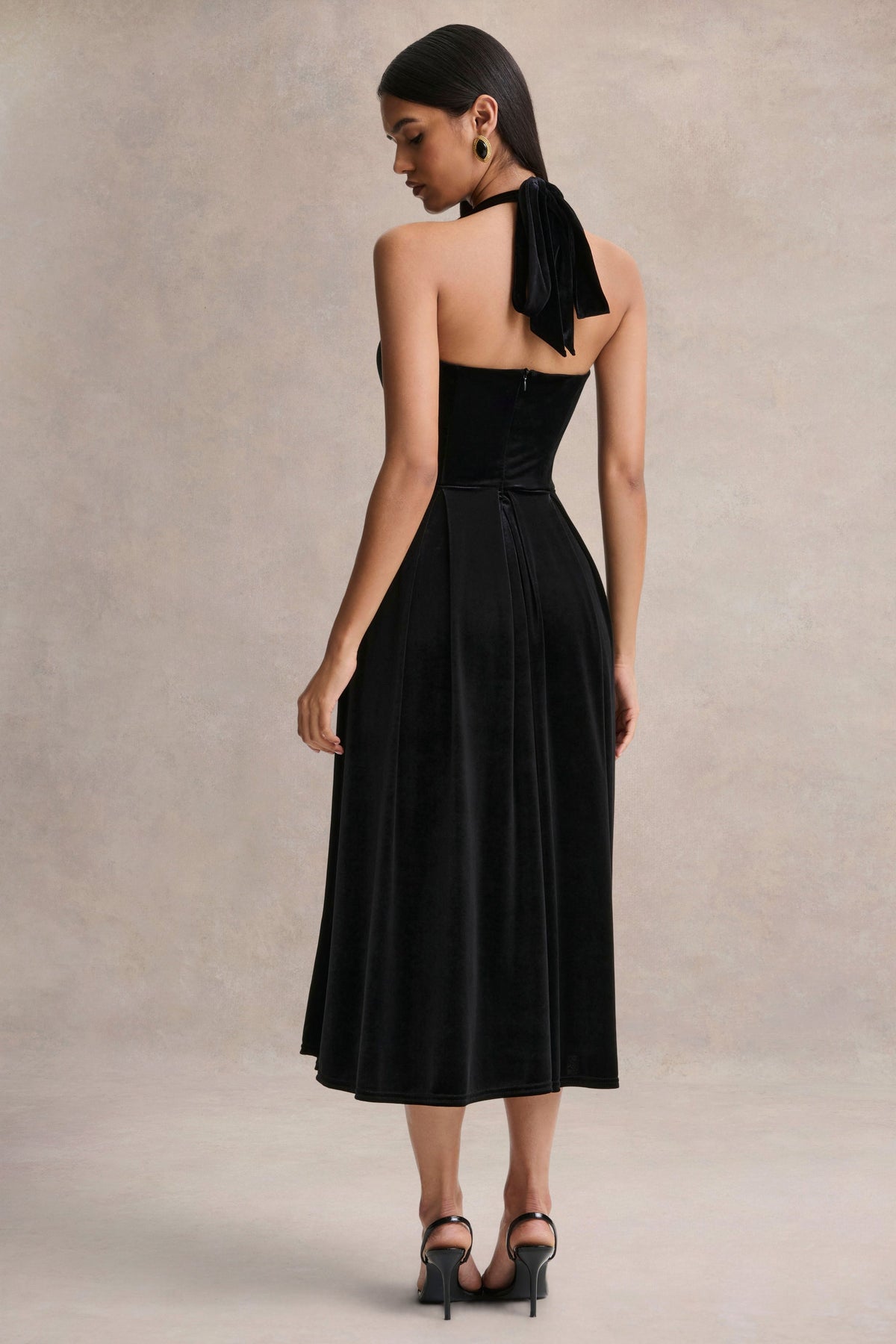 Esmeray | Vestido midi de terciopelo negro con escote corazón