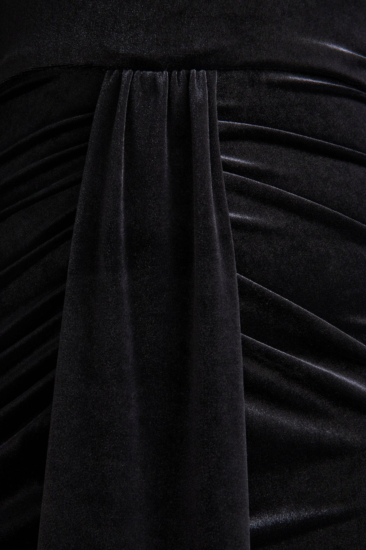 Adoring | Vestido Largo con cuello alto y terciopelo negro