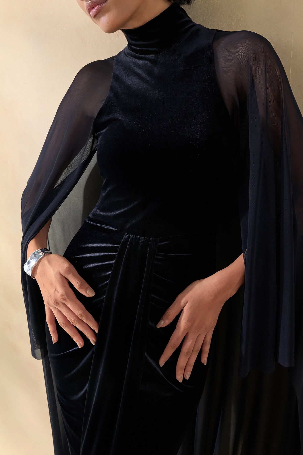 Adoring | Vestido Largo con cuello alto y terciopelo negro