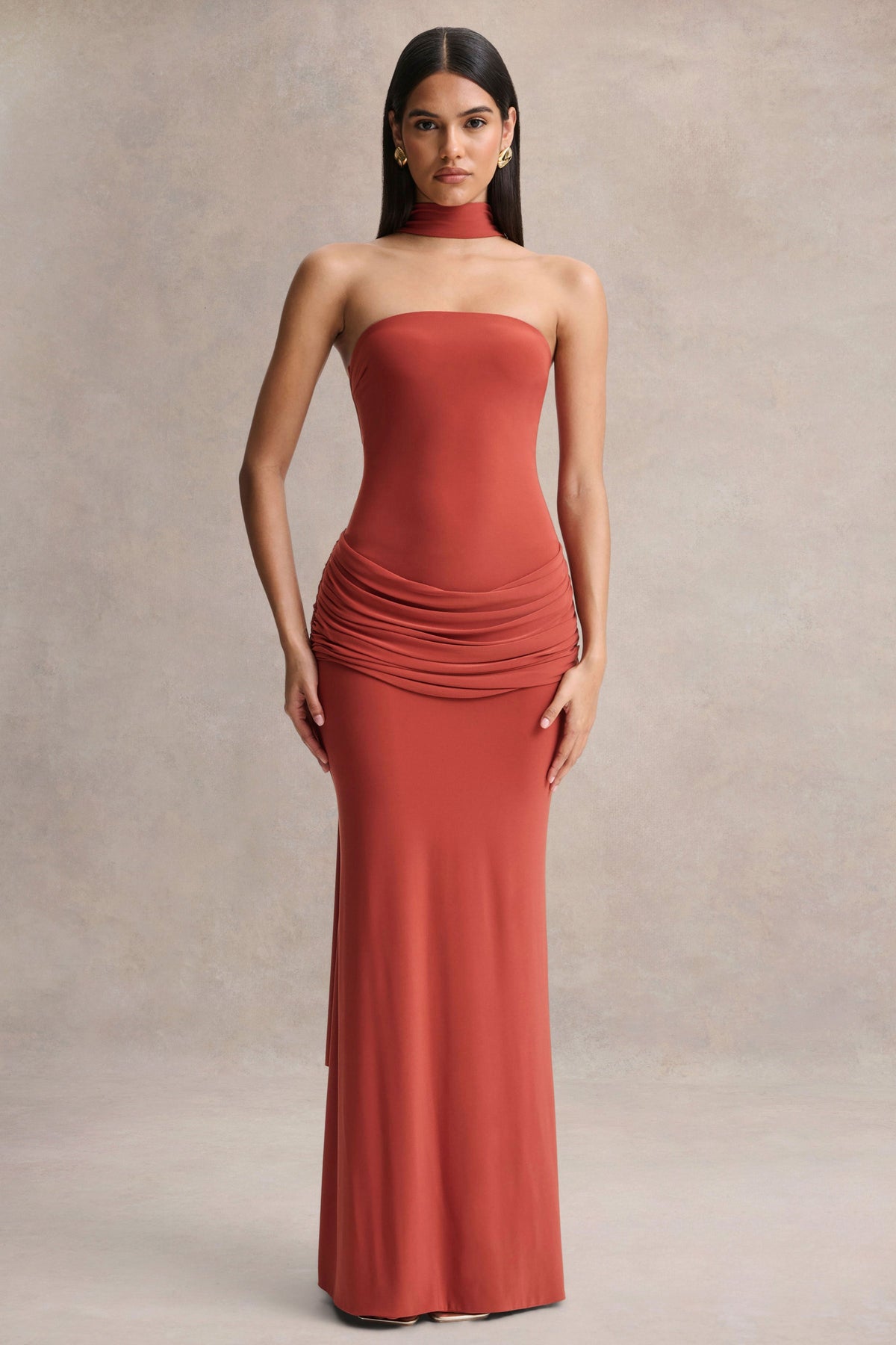 Graciella | Vestido Largo bandeau en tono óxido con detalles drapeados y pañuelo