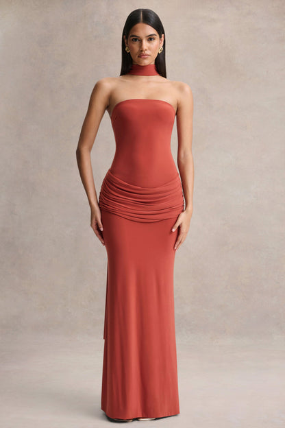 Graciella | Vestido Largo bandeau en tono óxido con detalles drapeados y pañuelo