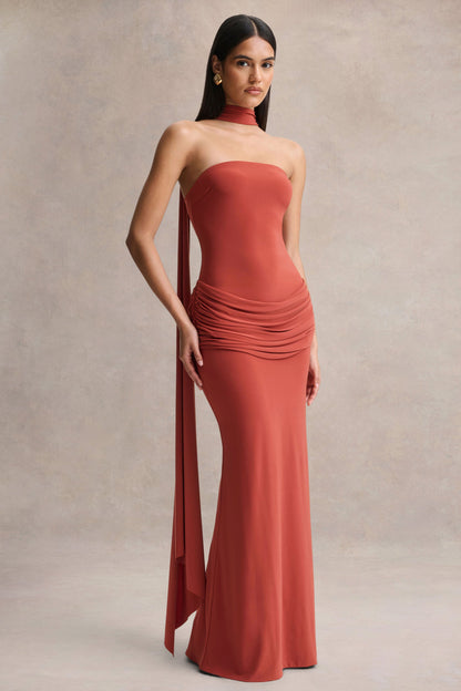 Graciella | Vestido Largo bandeau en tono óxido con detalles drapeados y pañuelo