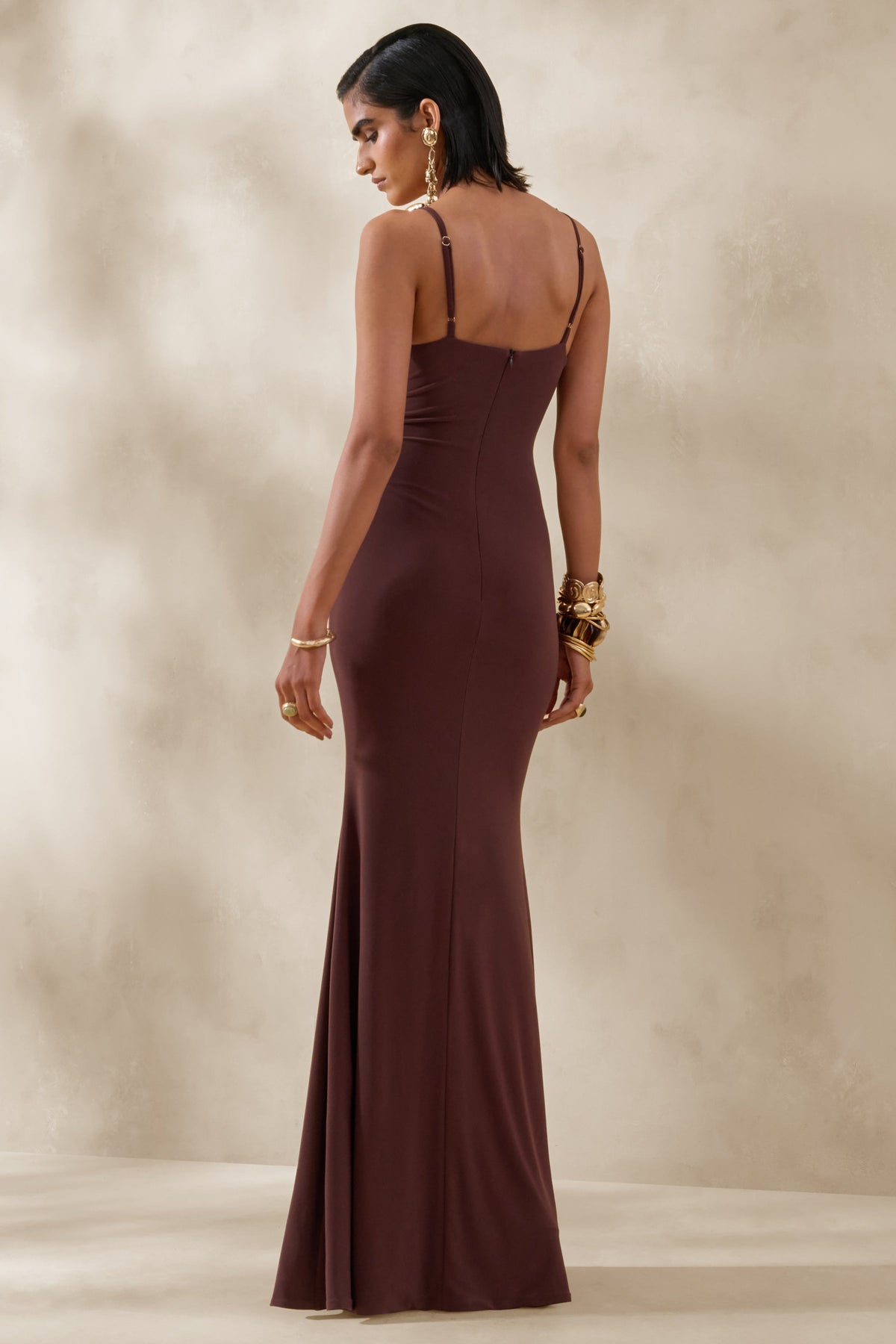 Iridessa | Vestido Largo Marrón de Escote Pronunciado