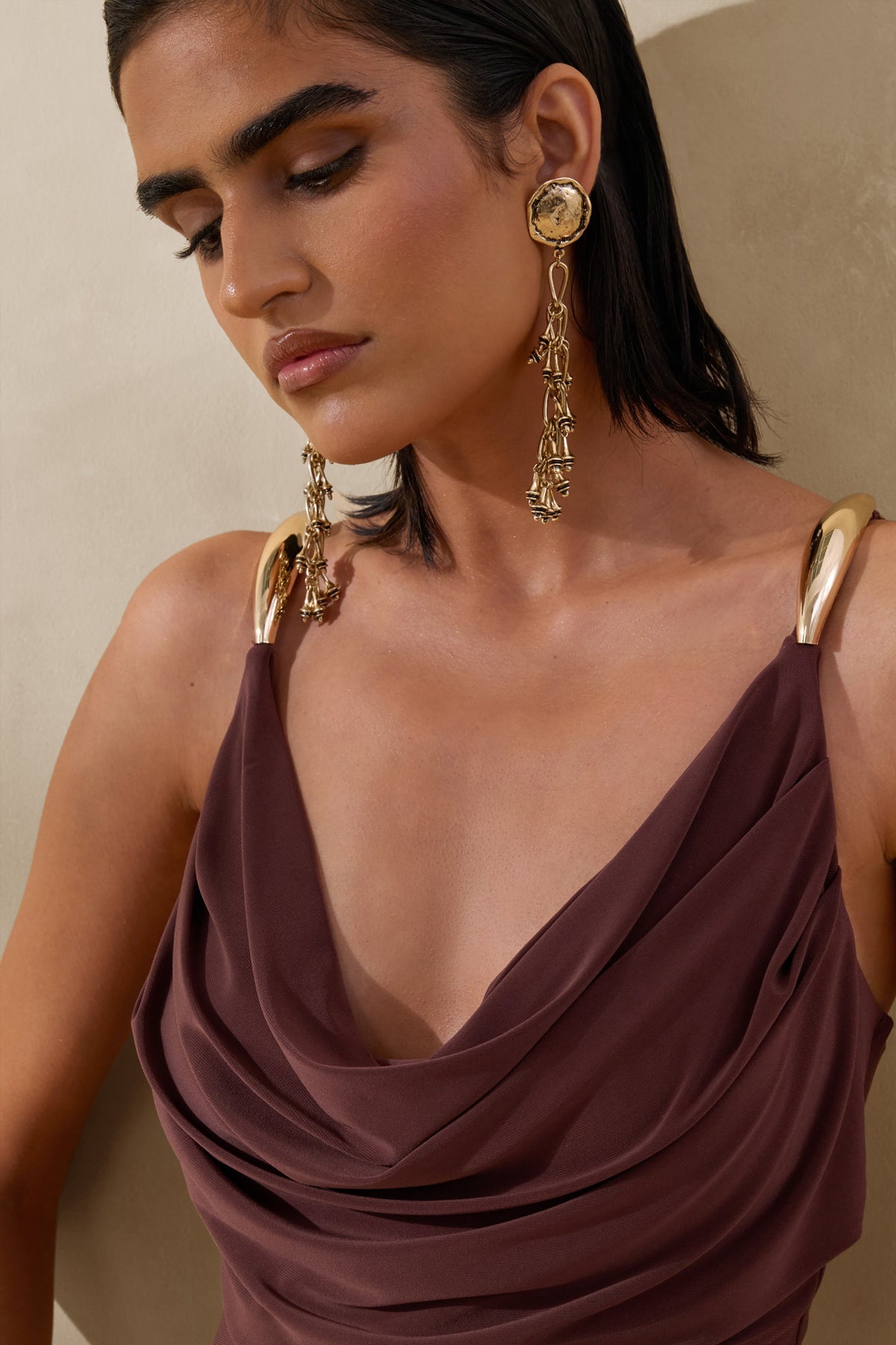 Iridessa | Vestido Largo Marrón de Escote Pronunciado