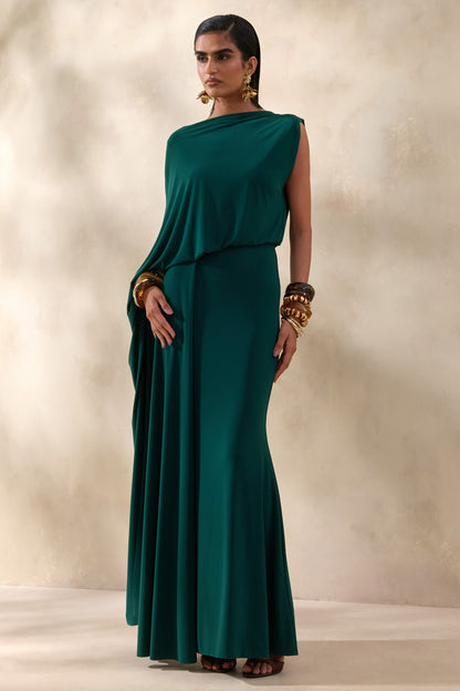 Carenza | Vestido Largo Verde Oscuro con Escote Asimétrico y Manga Tipo Capa