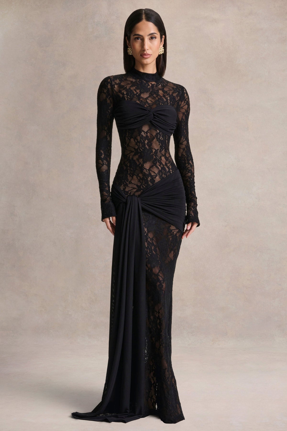 Akira | Vestido Largo de Encaje Negro con Detalle de Fajín