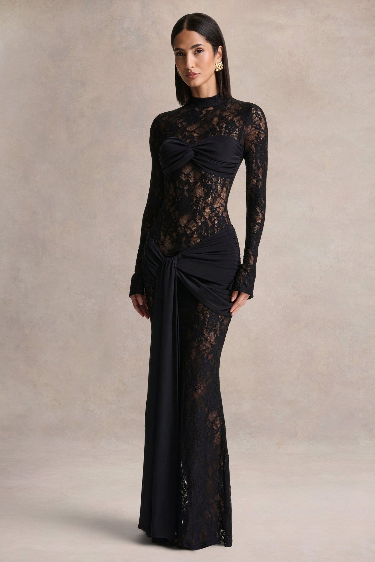 Akira | Vestido Largo de Encaje Negro con Detalle de Fajín