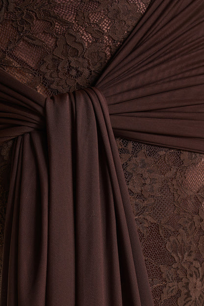 Akira | Vestido Largo de Encaje Marrón con Detalle de Fajín