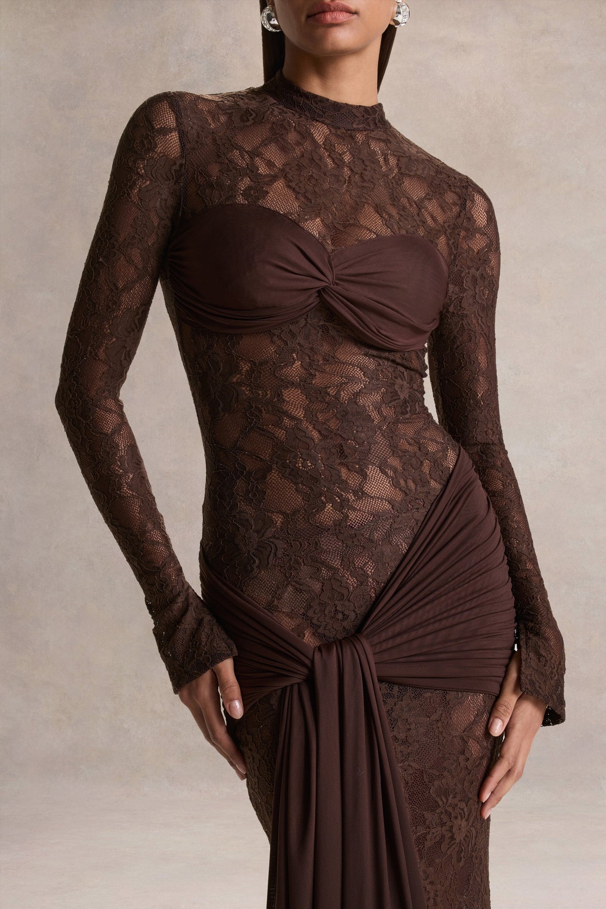 Akira | Vestido Largo de Encaje Marrón con Detalle de Fajín
