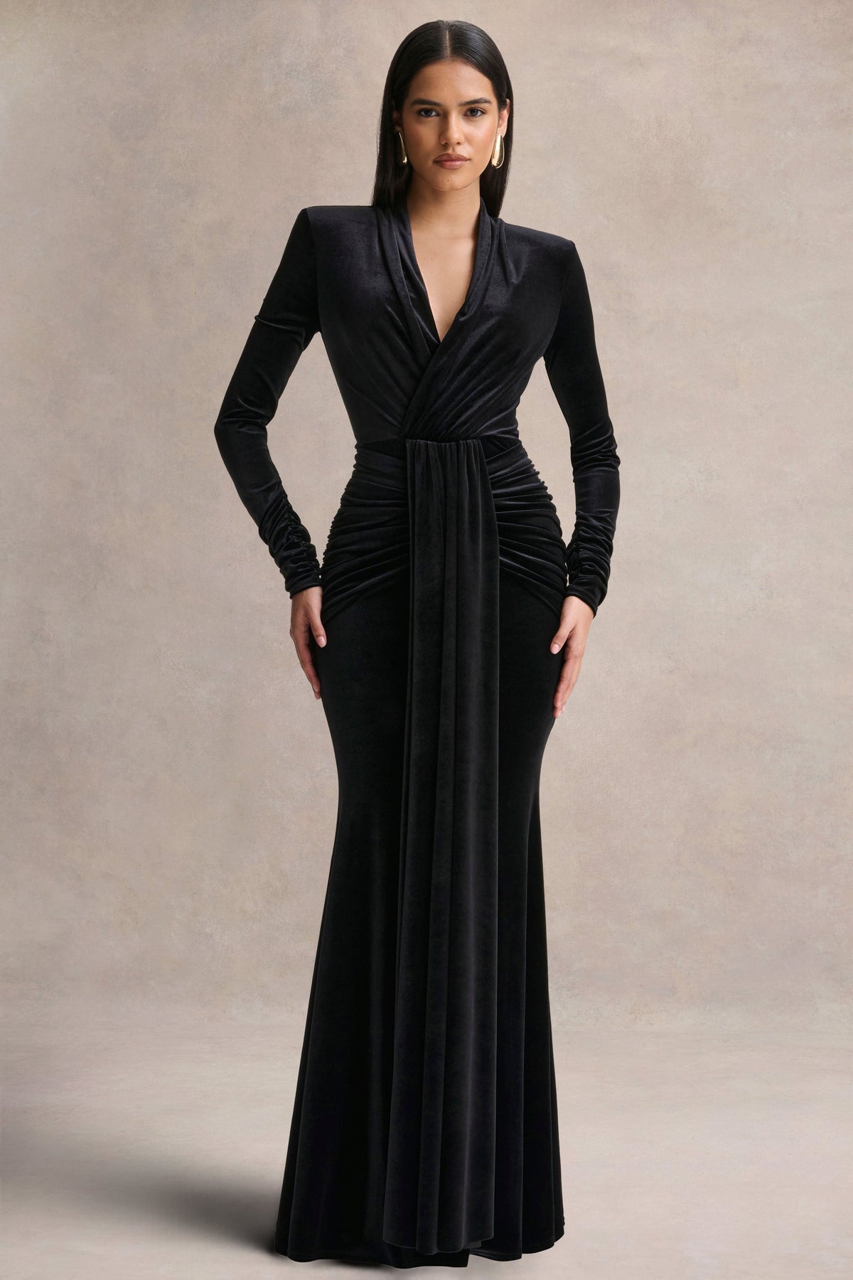 Halima | Vestido Largo de Terciopelo Negro con Escote Profundo y Detalle Fruncido