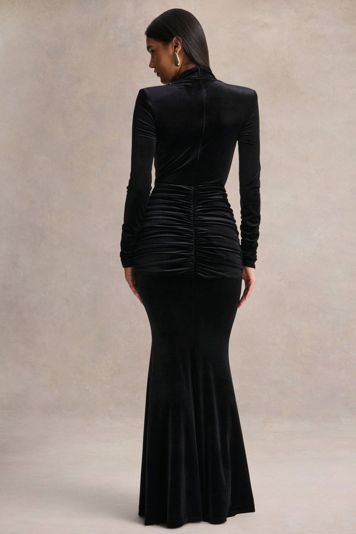 Halima | Vestido Largo de Terciopelo Negro con Escote Profundo y Detalle Fruncido