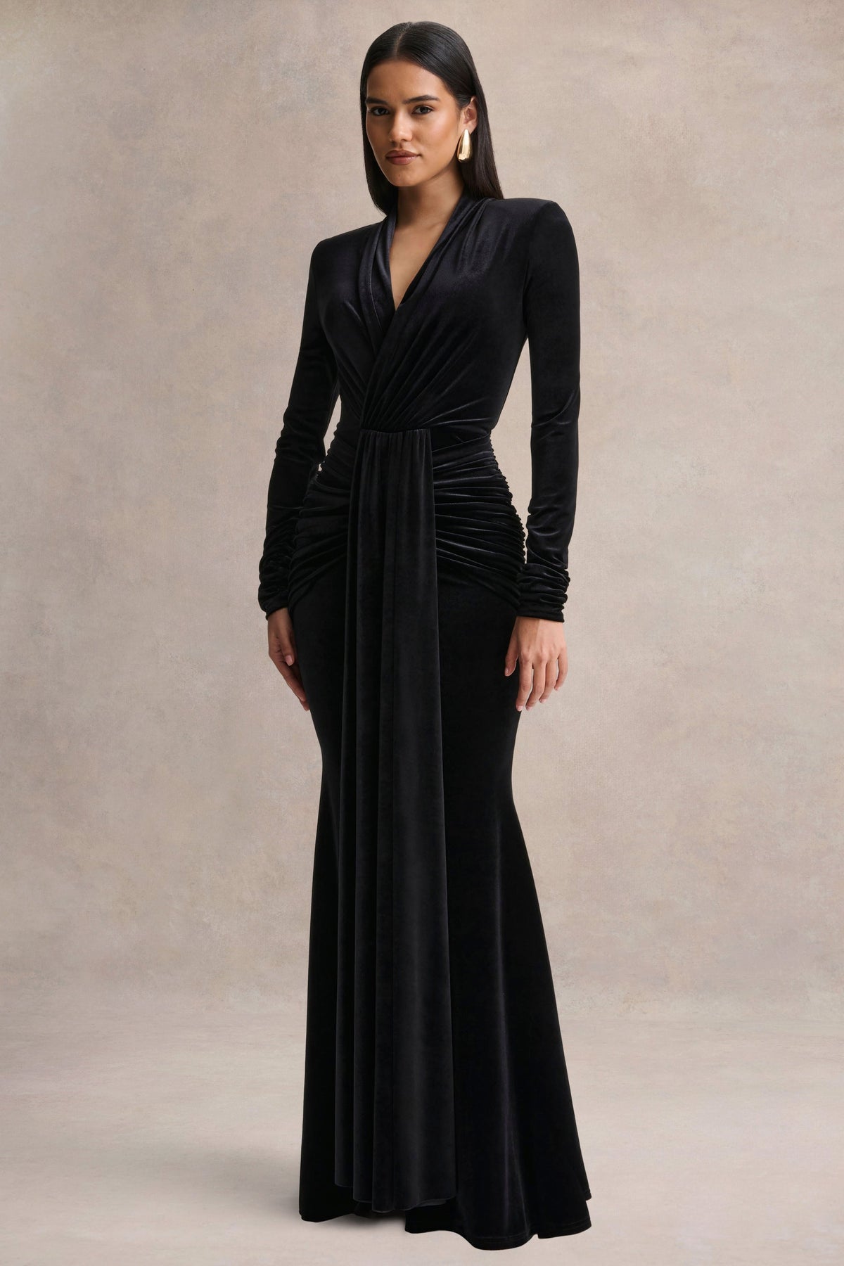 Halima | Vestido Largo de Terciopelo Negro con Escote Profundo y Detalle Fruncido