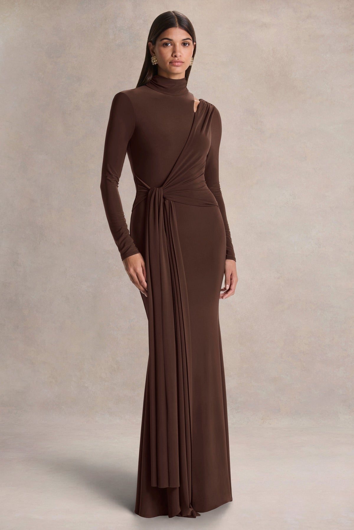 Alastrina | Vestido Largo Marrón con Cuello Alto y Detalle Fruncido