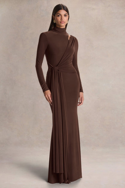 Alastrina | Vestido Largo Marrón con Cuello Alto y Detalle Fruncido