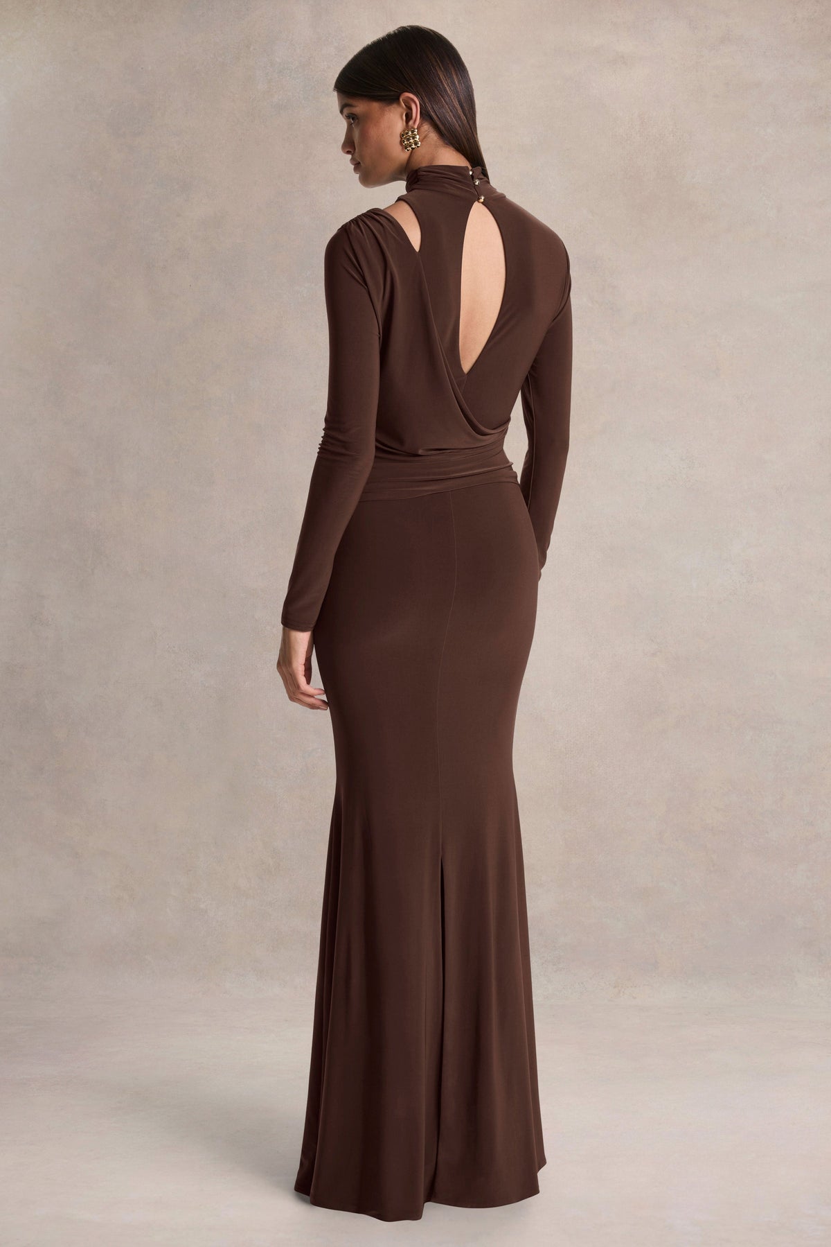 Alastrina | Vestido Largo Marrón con Cuello Alto y Detalle Fruncido