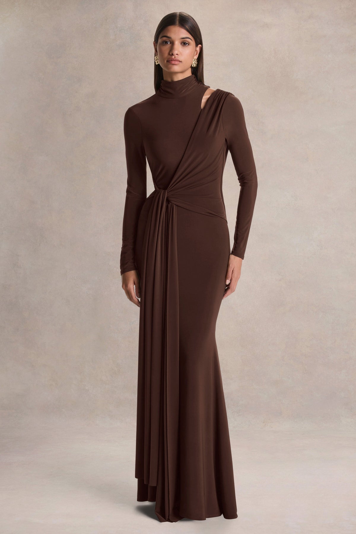 Alastrina | Vestido Largo Marrón con Cuello Alto y Detalle Fruncido