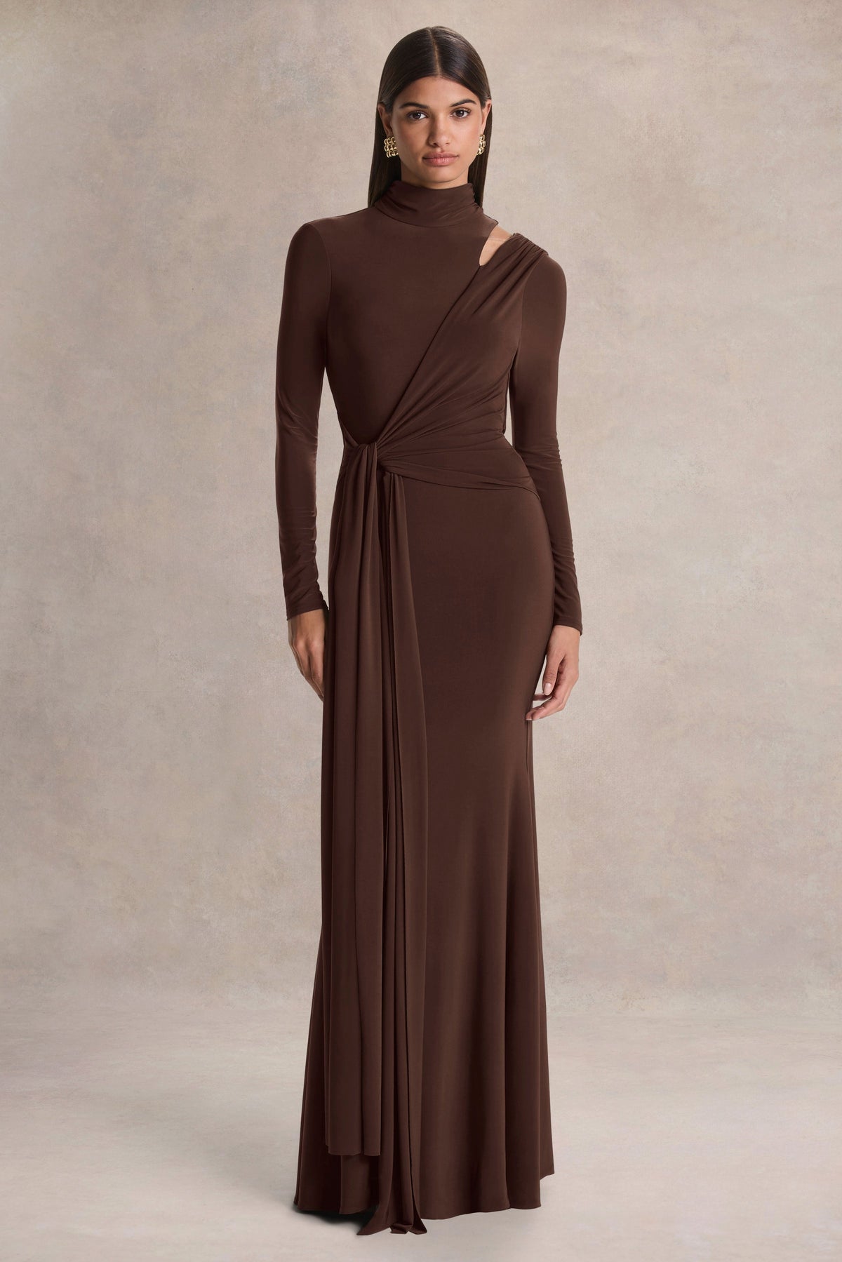Alastrina | Vestido Largo Marrón con Cuello Alto y Detalle Fruncido