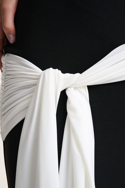 Dorinda | Vestido Largo Negro y Blanco de Cuello Alto con Detalle de Drapeado y Fajín