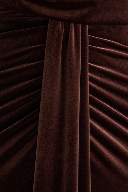 Lavernia | Vestido largo marrón con cuello halter y detalles fruncidos