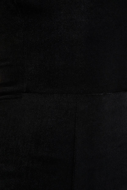 Arcane | Mono de Terciopelo Negro con Escote Bandeau y Detalle De Bufanda