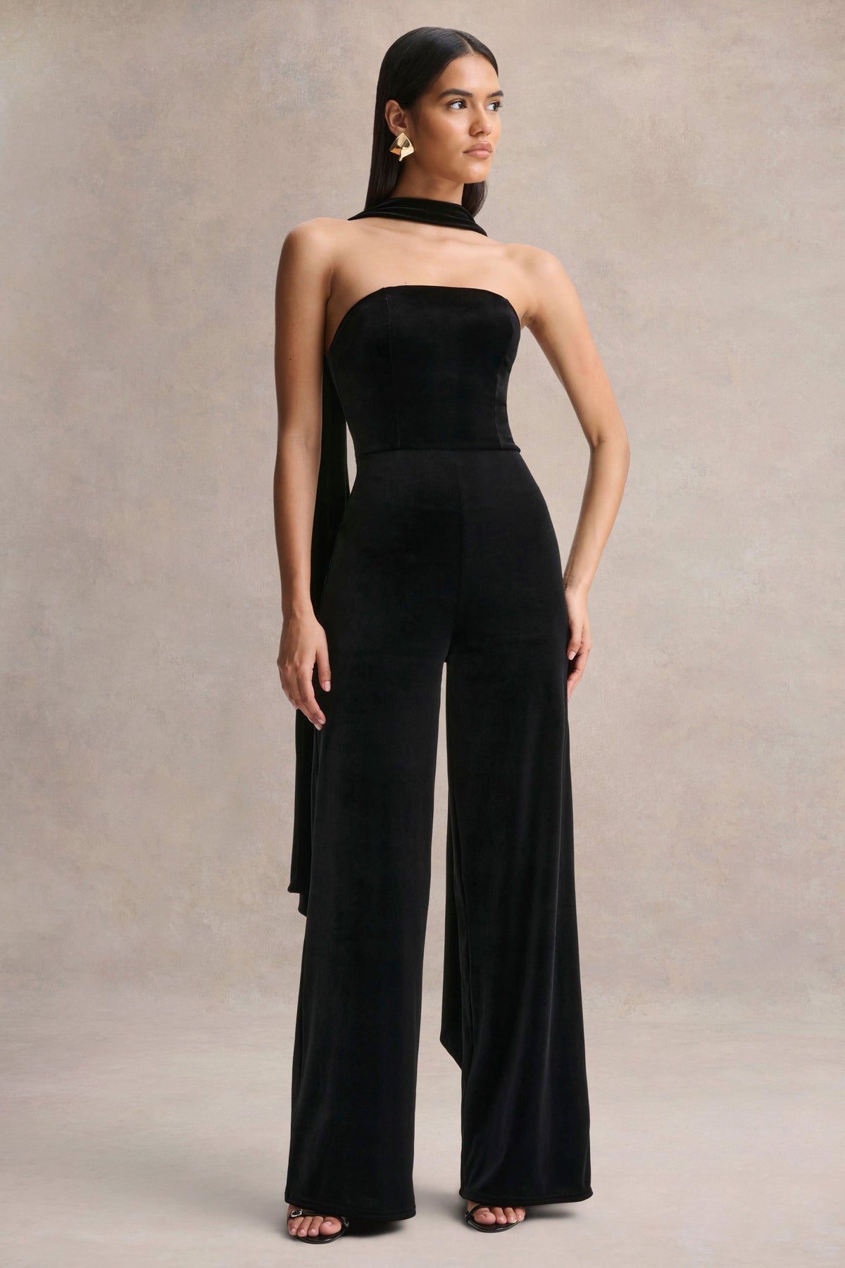 Arcane | Mono de Terciopelo Negro con Escote Bandeau y Detalle De Bufanda