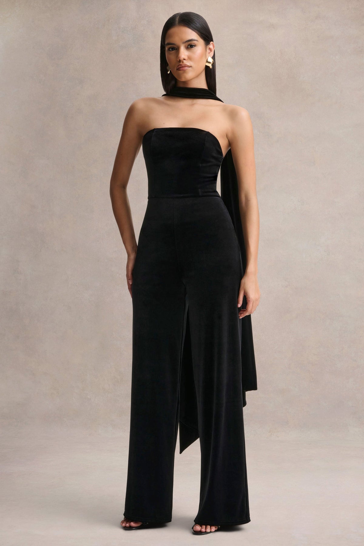 Arcane | Mono de Terciopelo Negro con Escote Bandeau y Detalle De Bufanda