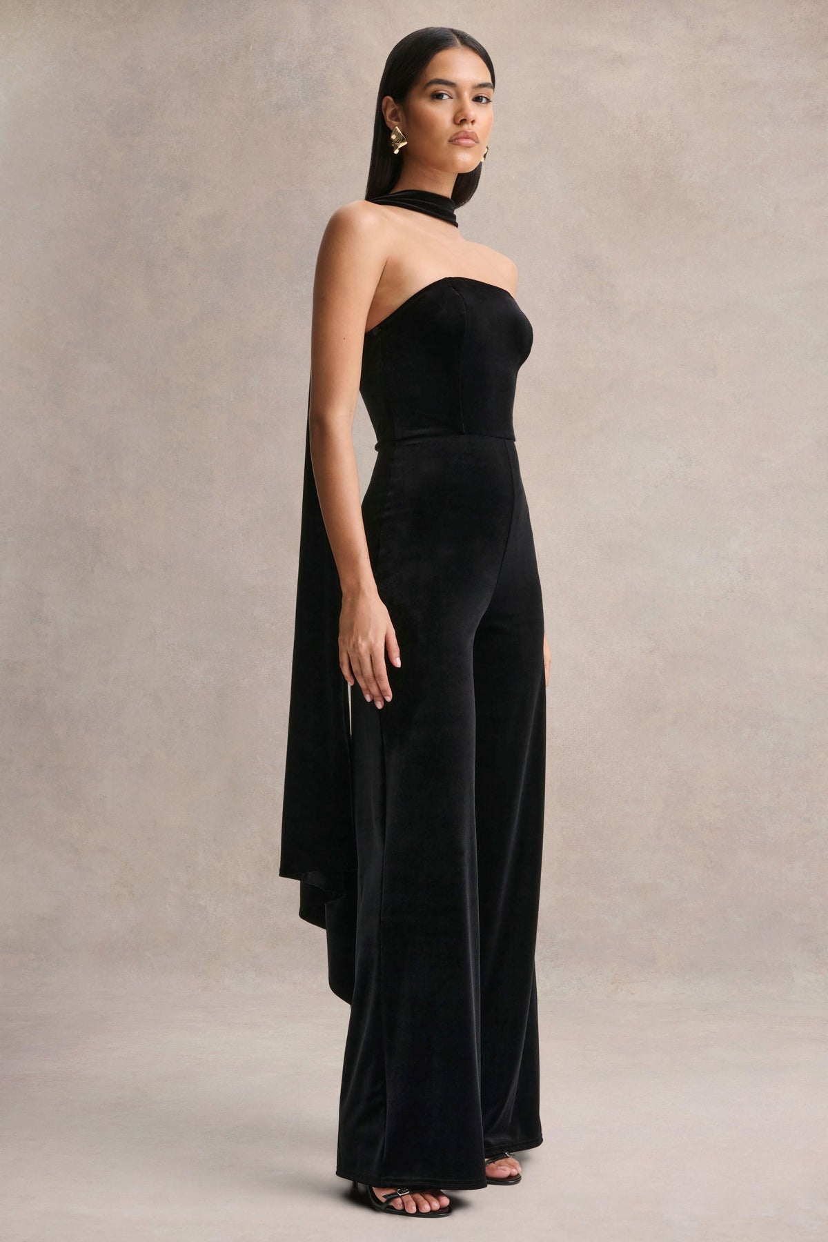 Arcane | Mono de Terciopelo Negro con Escote Bandeau y Detalle De Bufanda