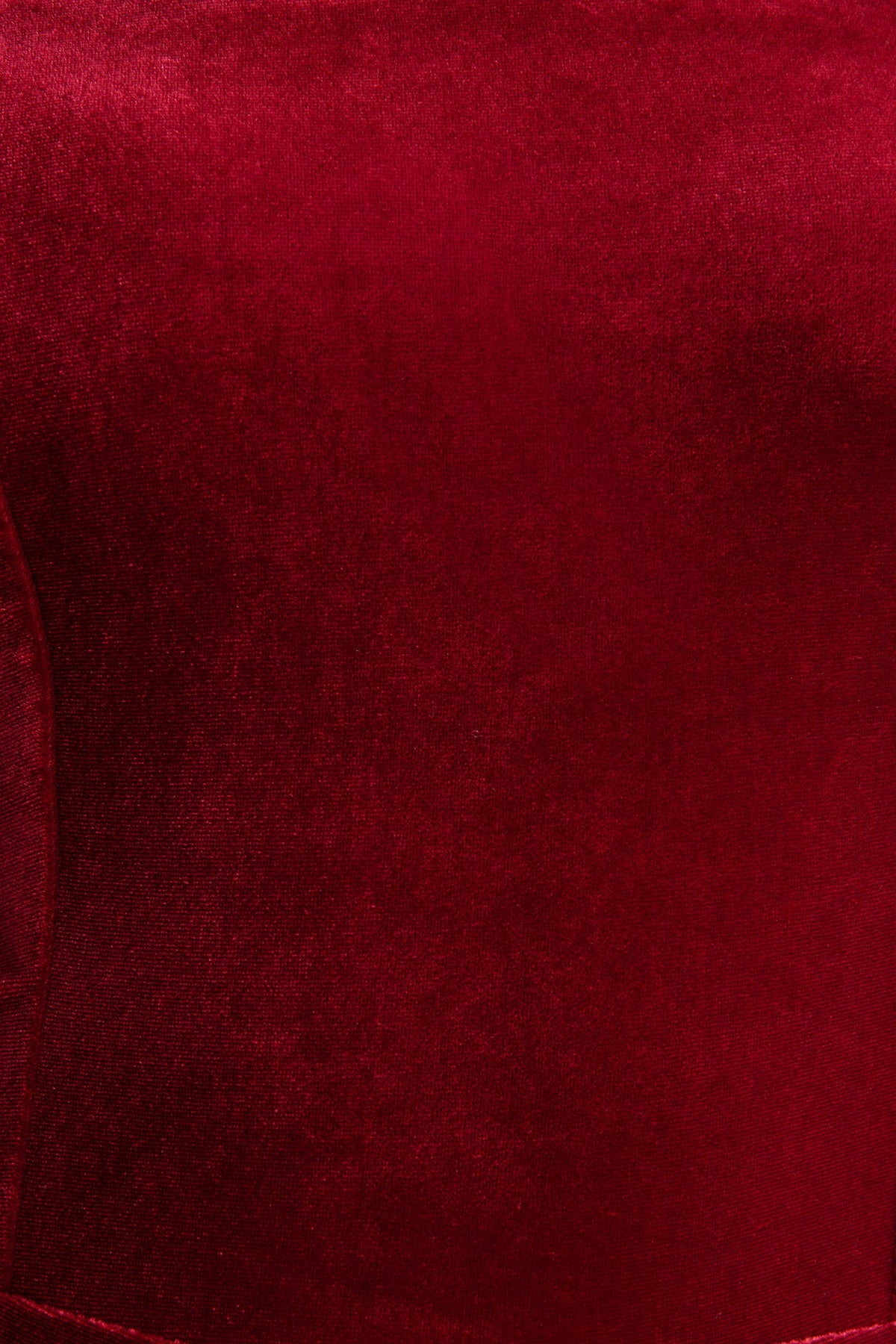 Arcane | Mono de Terciopelo Burdeos con Escote Bandeau y Detalle De Bufanda