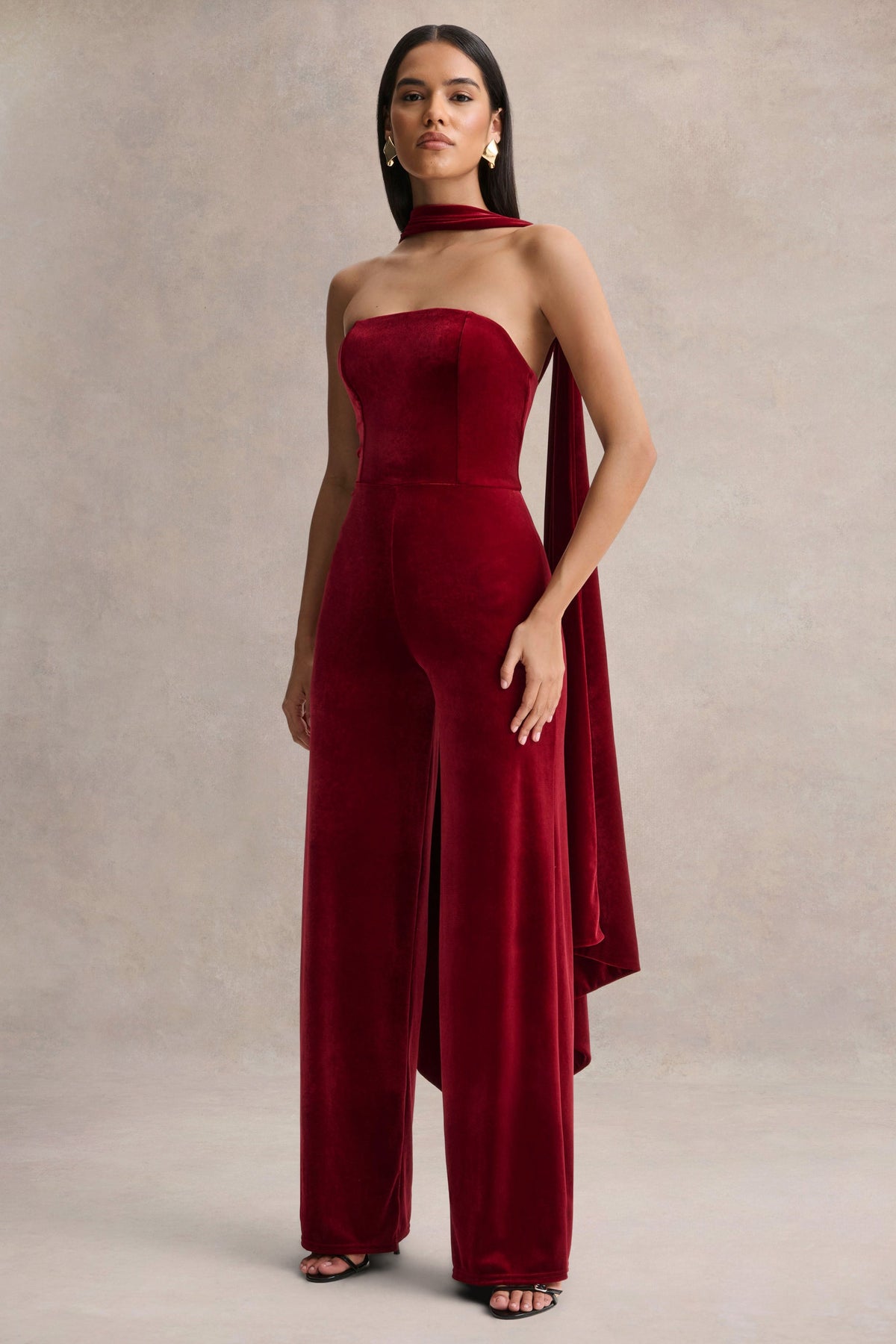 Arcane | Mono de Terciopelo Burdeos con Escote Bandeau y Detalle De Bufanda