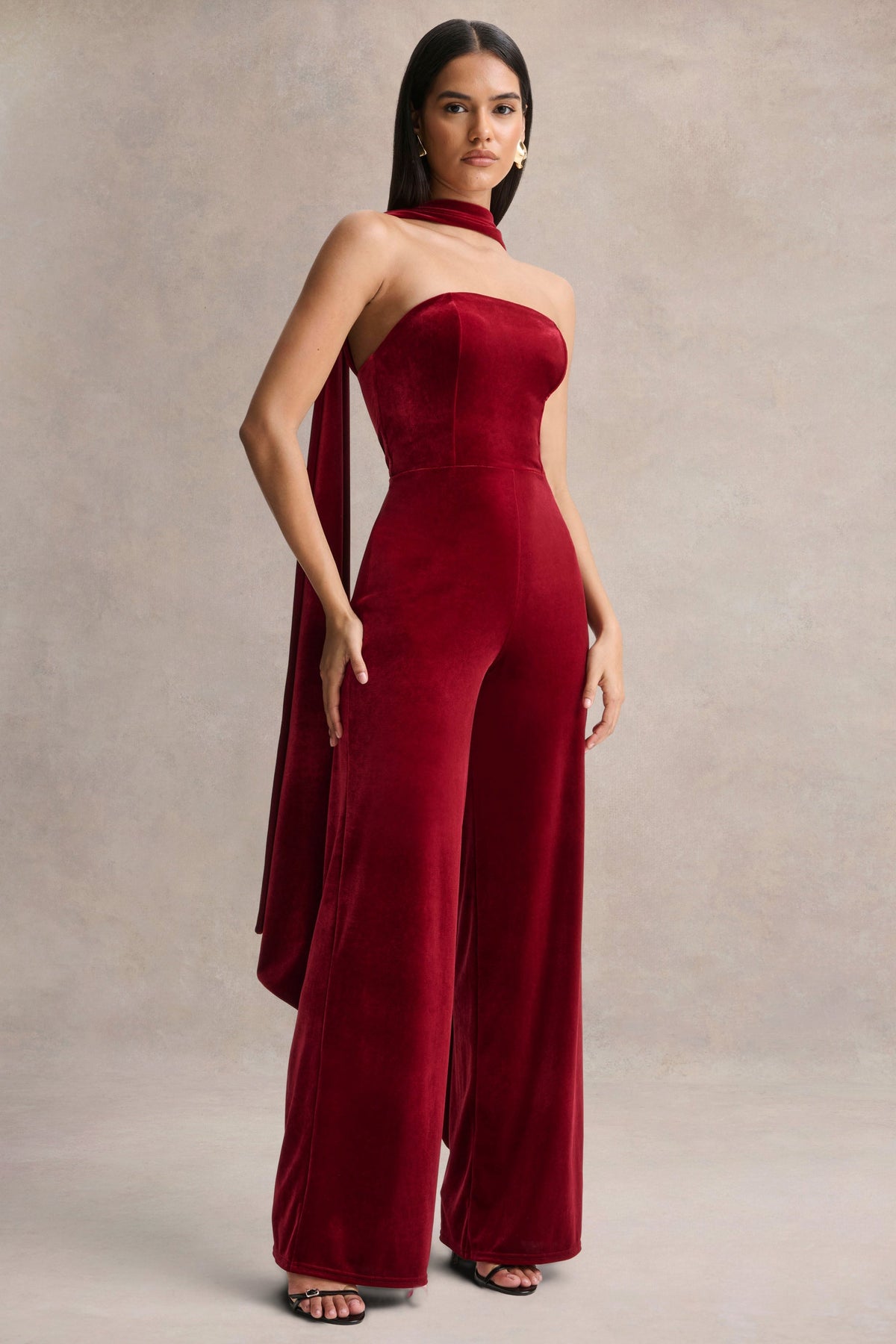 Arcane | Mono de Terciopelo Burdeos con Escote Bandeau y Detalle De Bufanda
