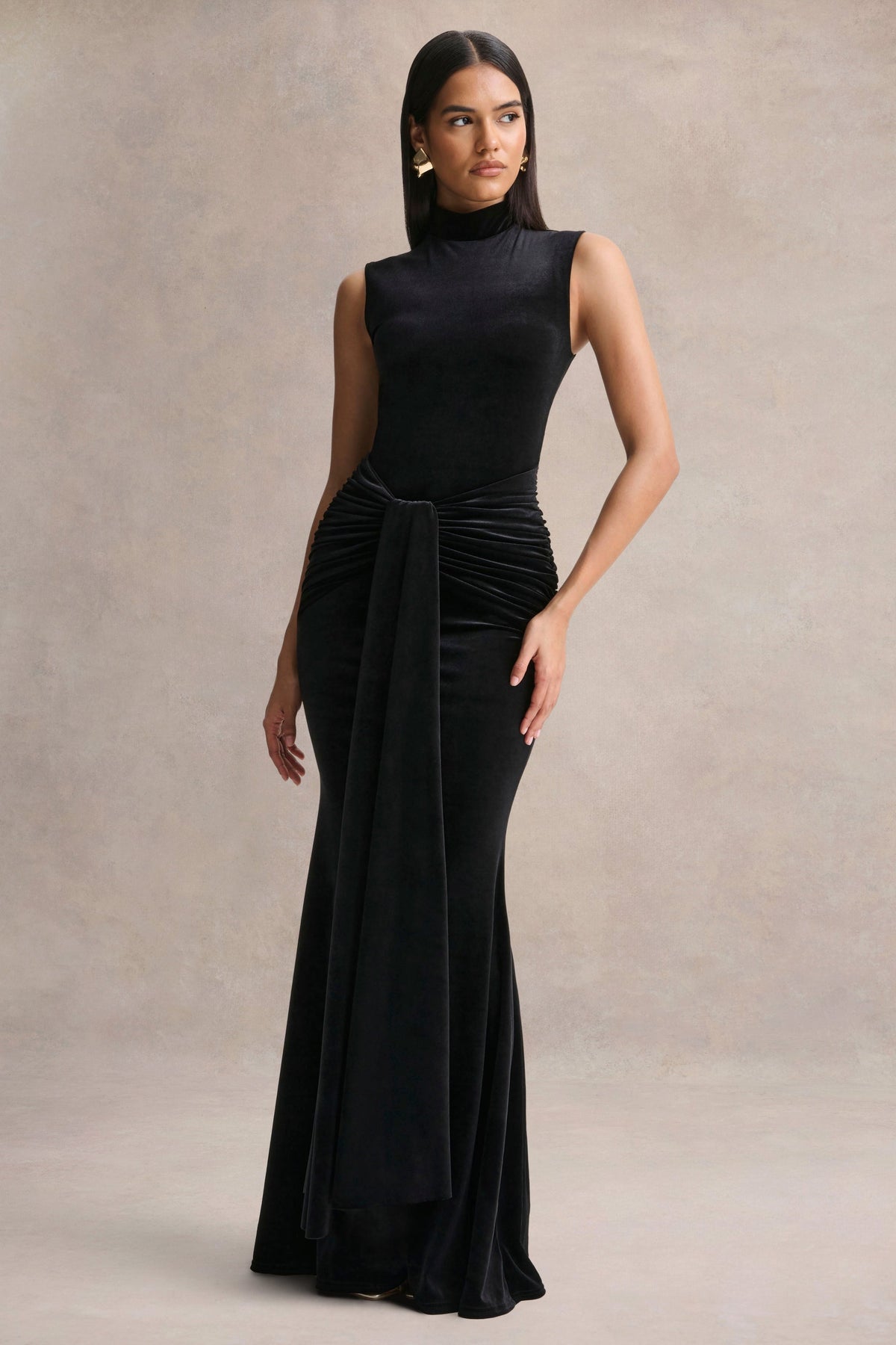 Idalina | Vestido Largo Negro de Terciopelo con Cuello Alto y Detalle Fruncido