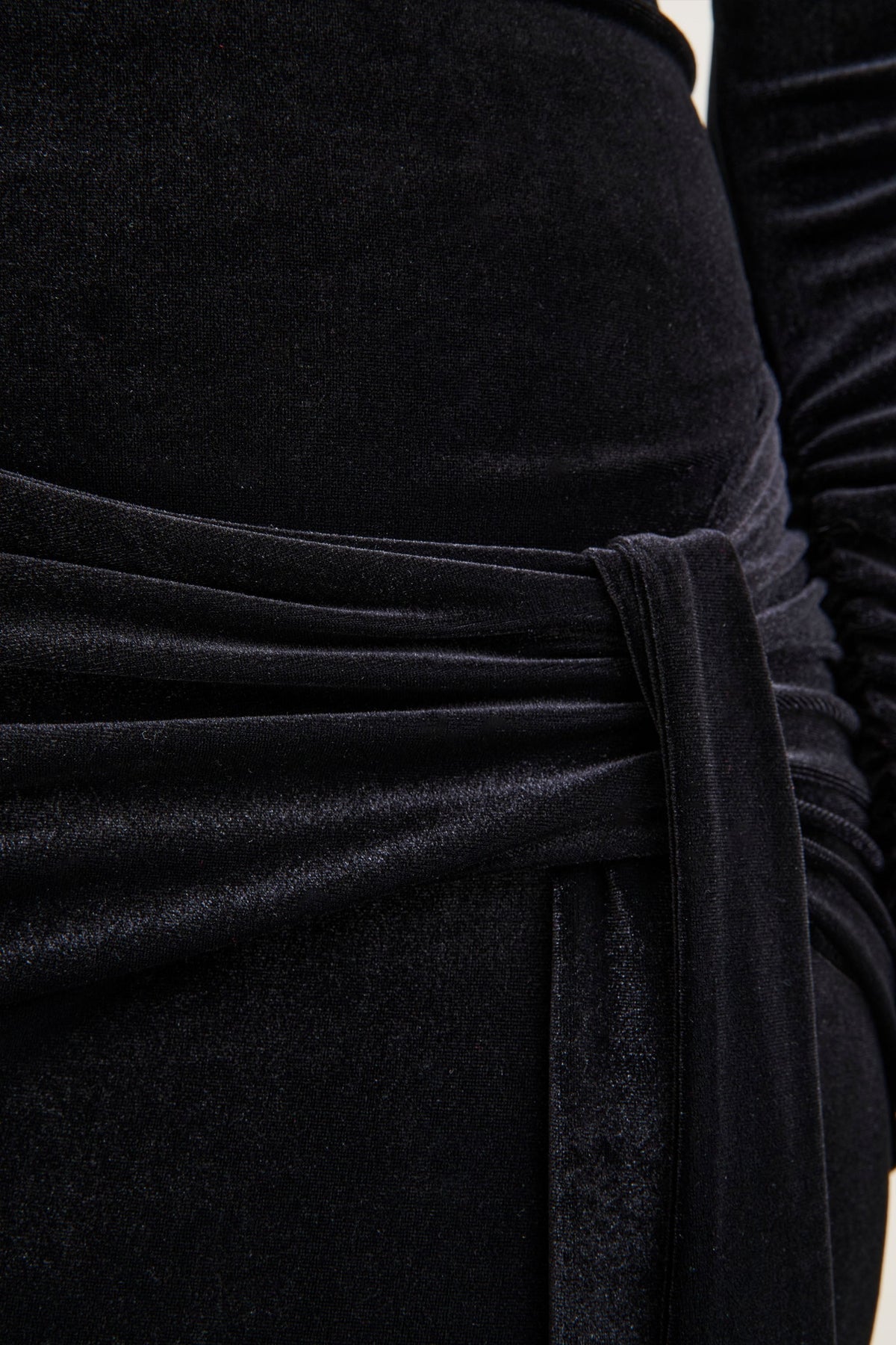 Jessara | Vestido Largo Negro con Escote Bardot y Detalles de Nudos