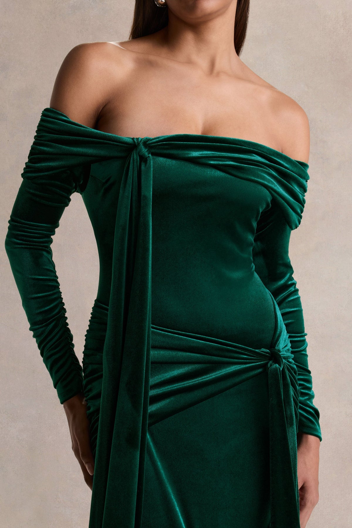 Jessara | Vestido largo verde botella bardot con detalles de nudo