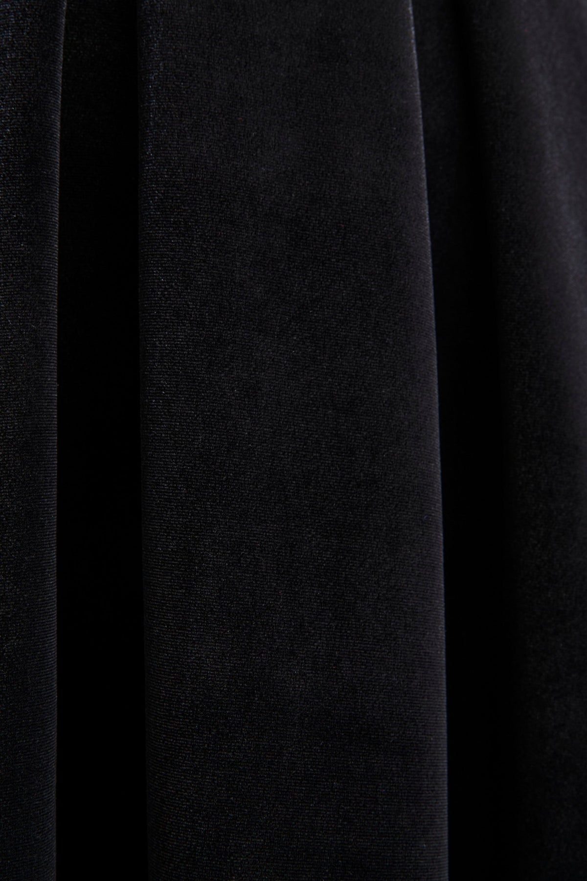 Seraphic | Vestido Midi Negro de Terciopelo con Mangas Abullonadas