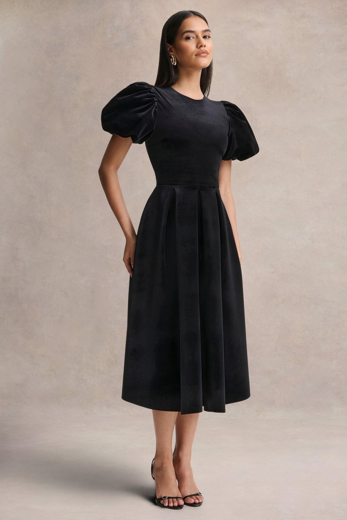 Seraphic | Vestido Midi Negro de Terciopelo con Mangas Abullonadas