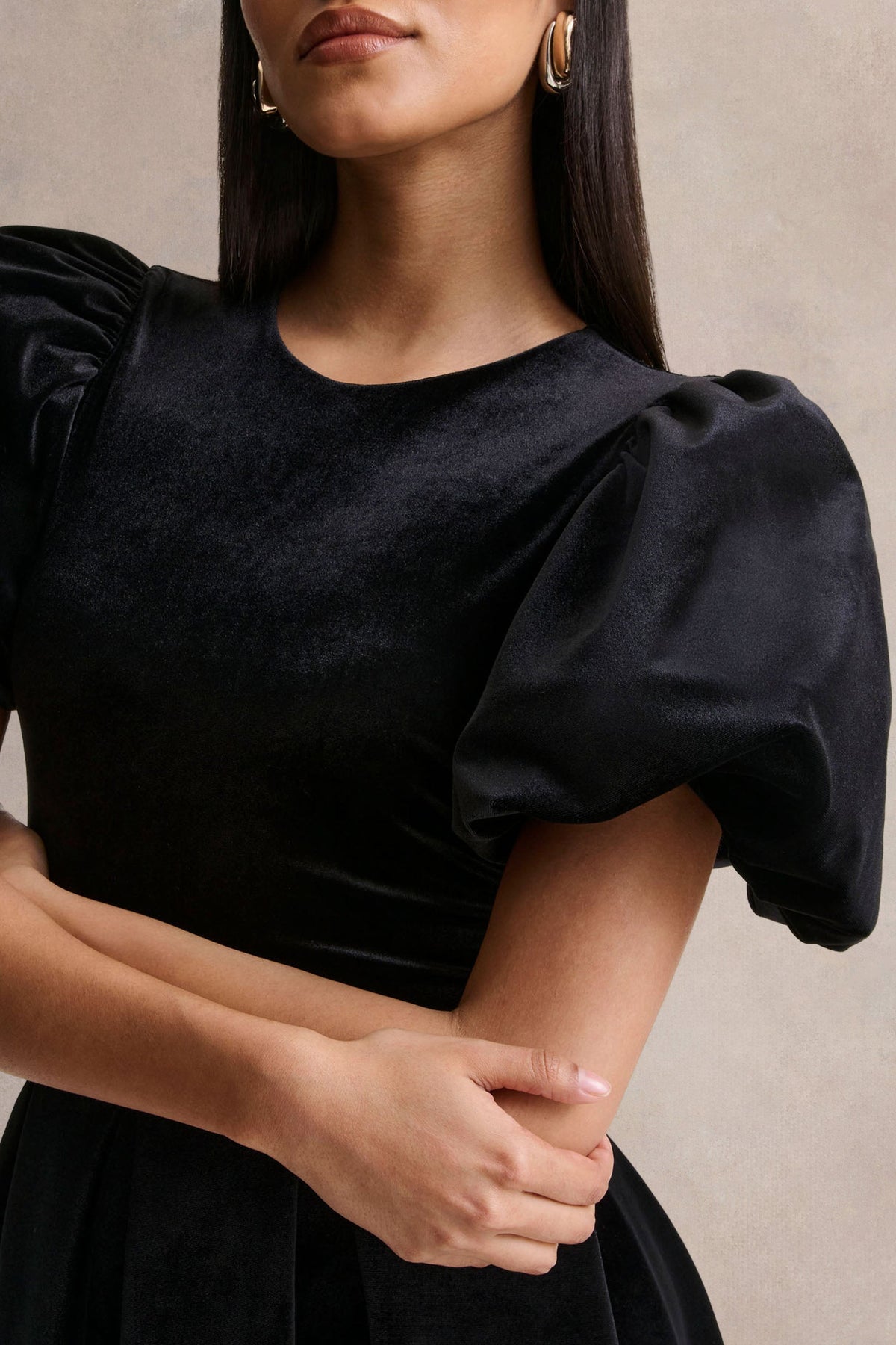 Seraphic | Vestido Midi Negro de Terciopelo con Mangas Abullonadas