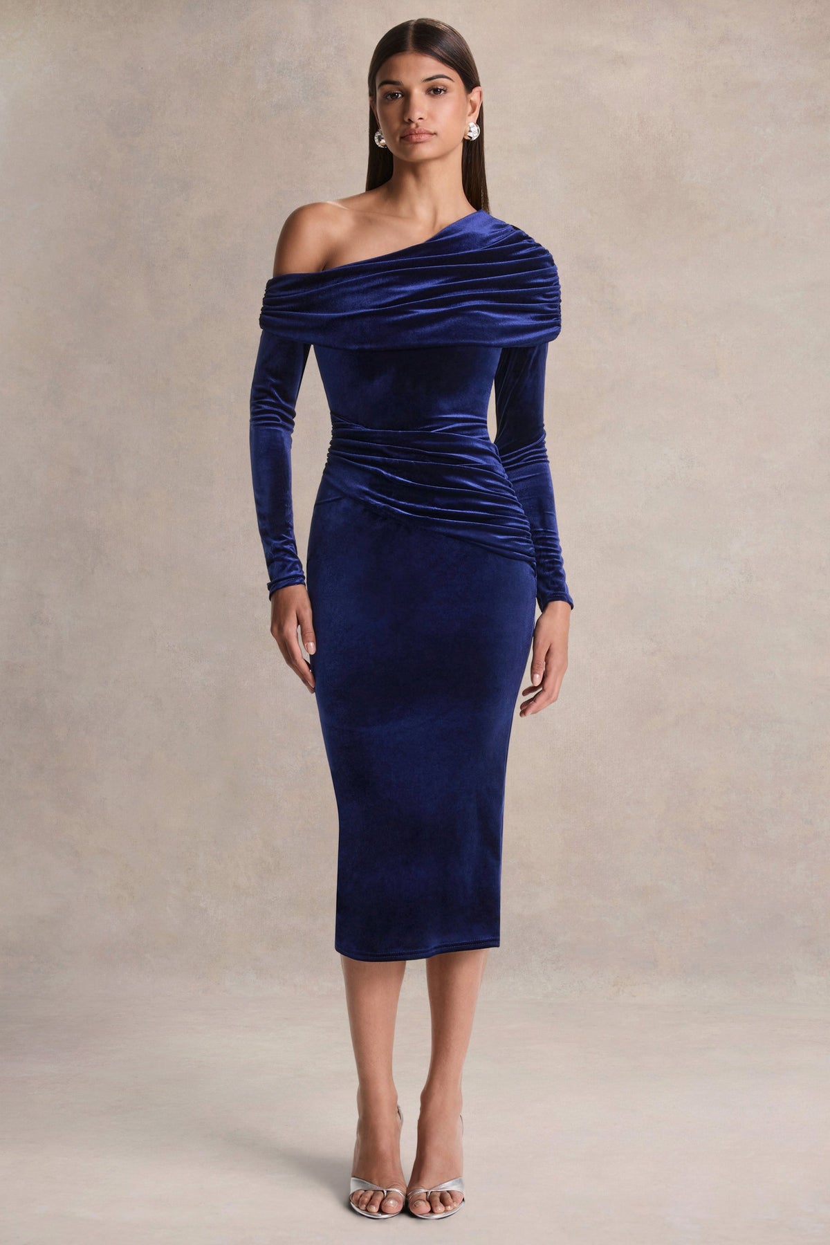 Eirene | Vestido midi de terciopelo azul con escote asimétrico