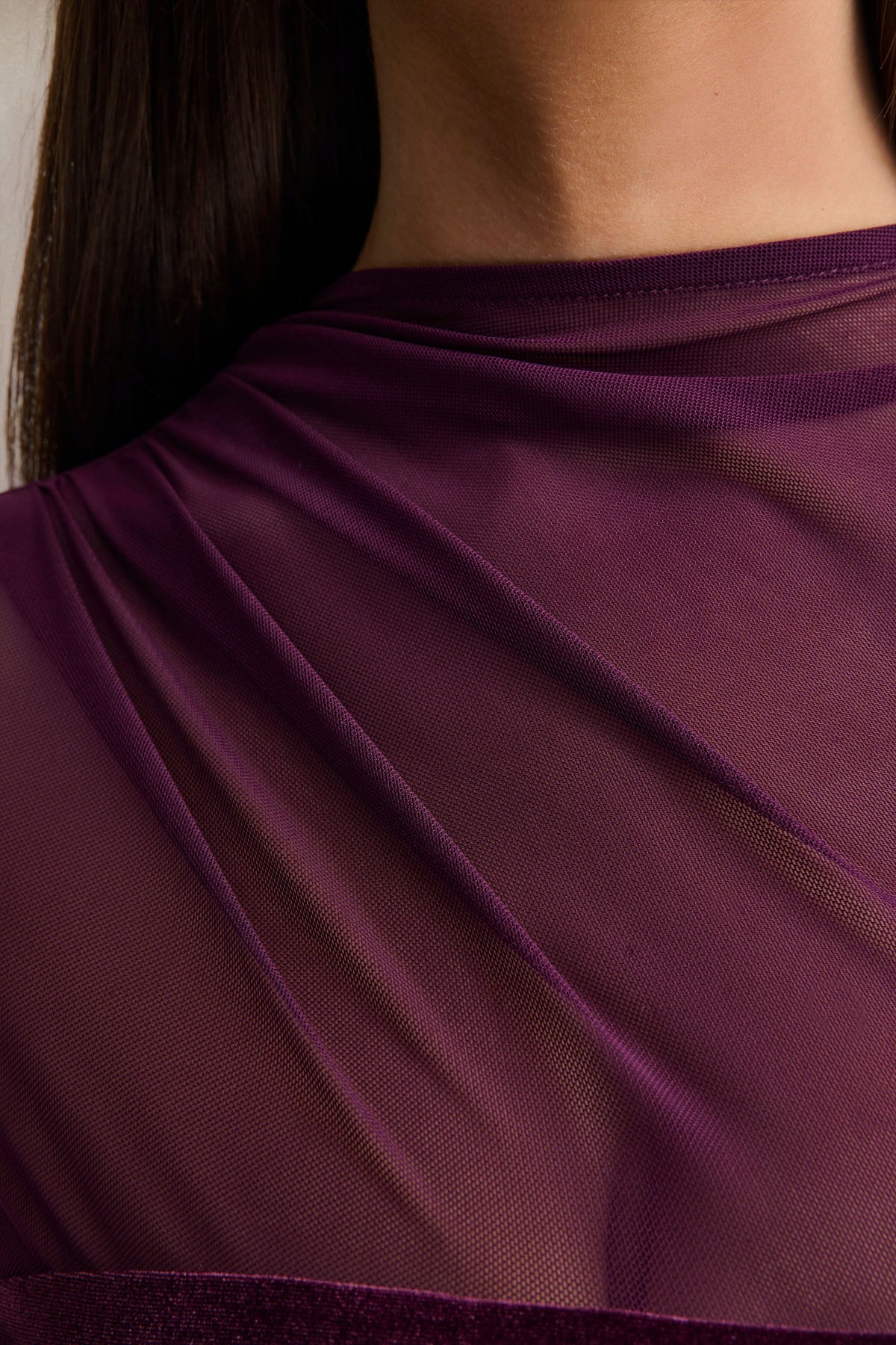 Cambria | Vestido largo de terciopelo ciruela con cuello alto y drapeado