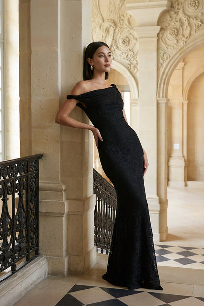Afina | Vestido largo asimétrico de encaje negro