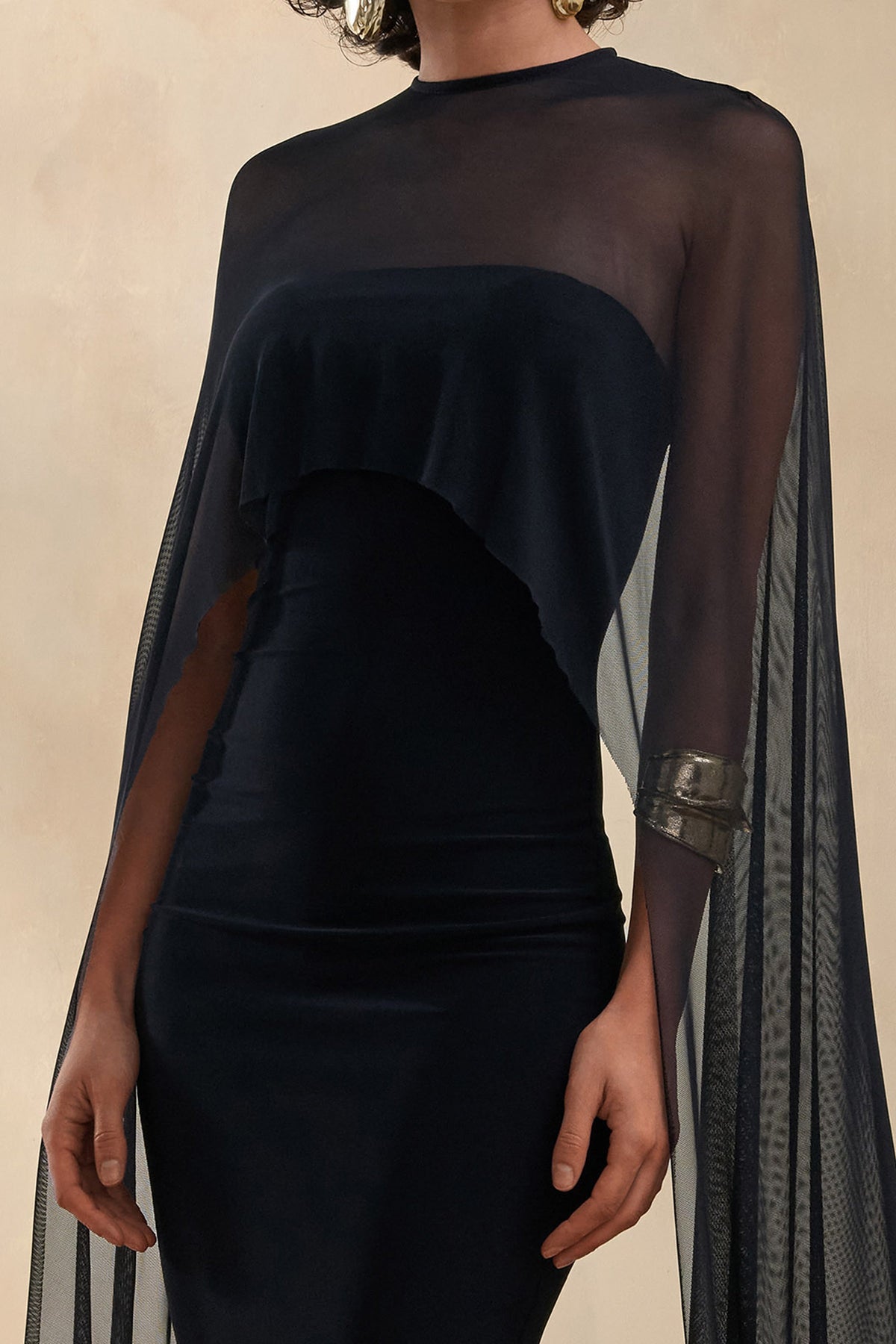 Filippa | Vestido midi de terciopelo negro con escote redondo y mangas capa transparentes