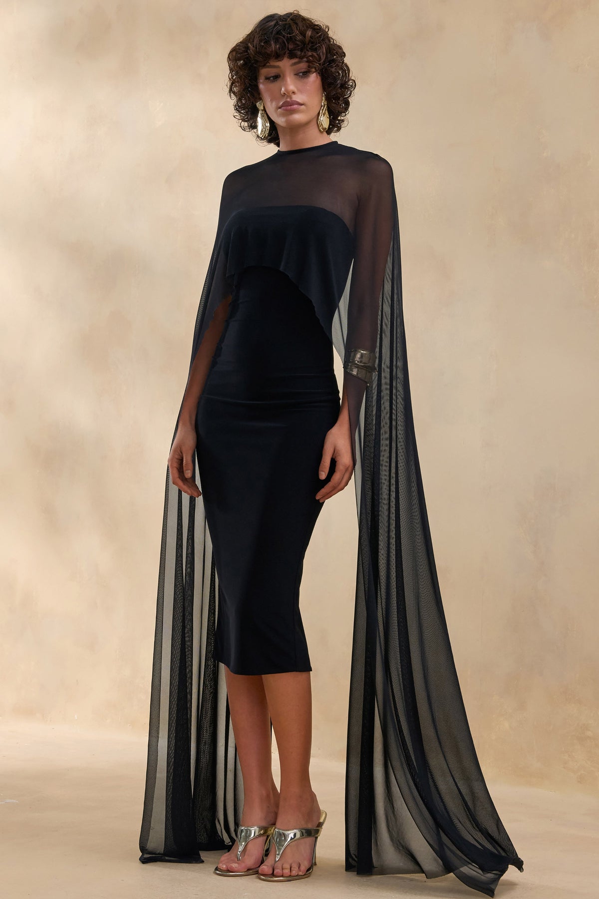 Filippa | Vestido midi de terciopelo negro con escote redondo y mangas capa transparentes