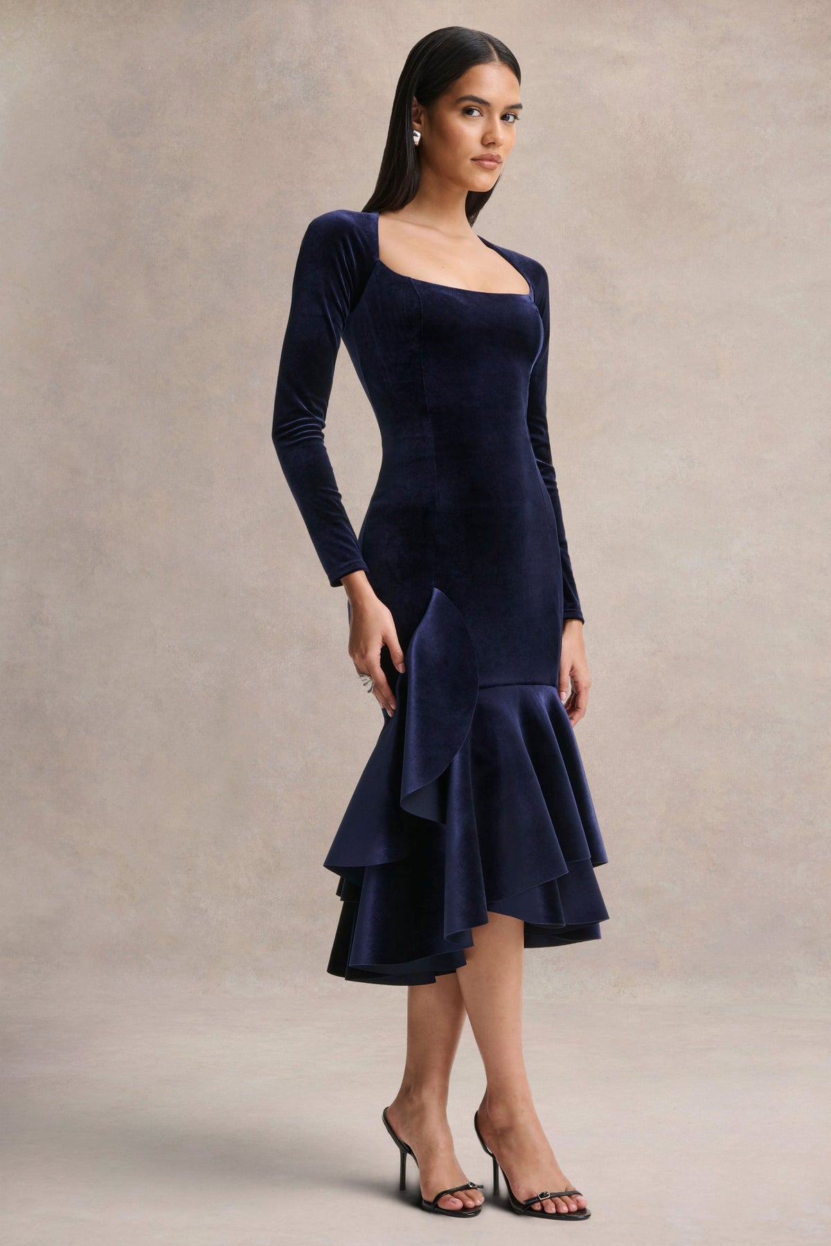 Emberlyn | Vestido midi de terciopelo azul marino con escote redondo y bajo cola de pez