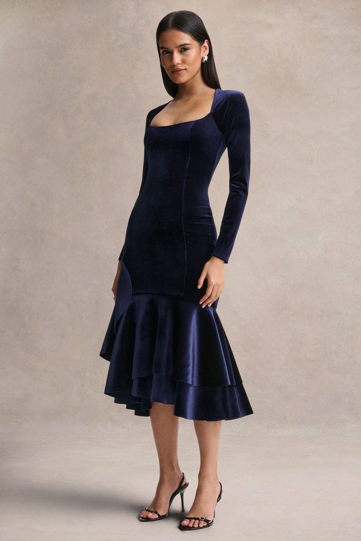 Emberlyn | Vestido midi de terciopelo azul marino con escote redondo y bajo cola de pez