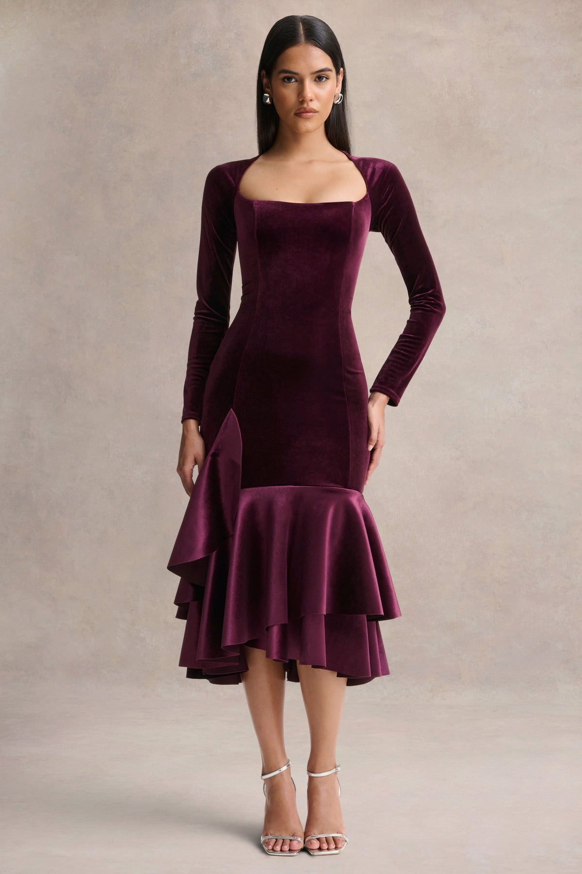 Emberlyn |  Vestido midi de terciopelo Burdeos con escote redondo y bajo cola de pez
