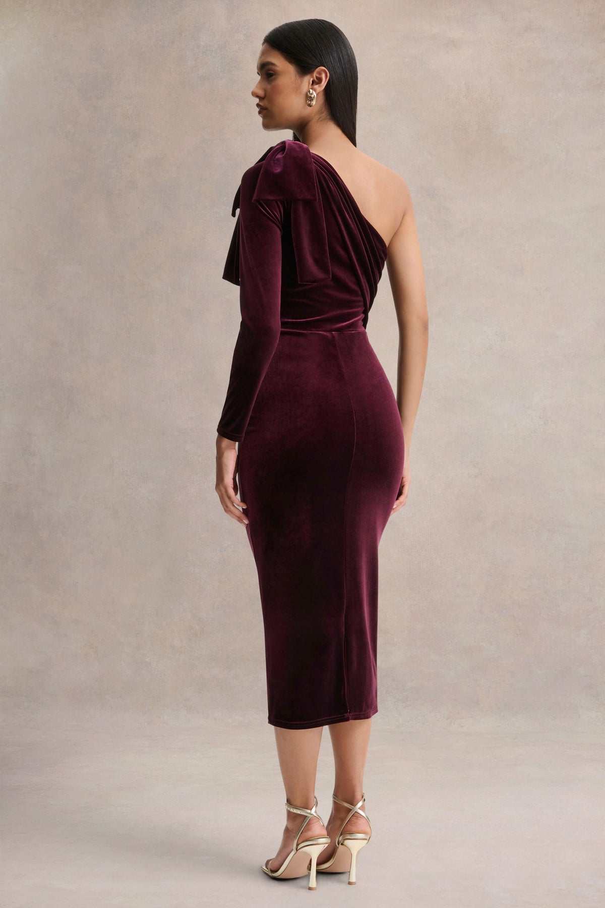 Vespera | Vestido Midi de Terciopelo Burdeos con Escote Asimétrico y Detalle de Lazo