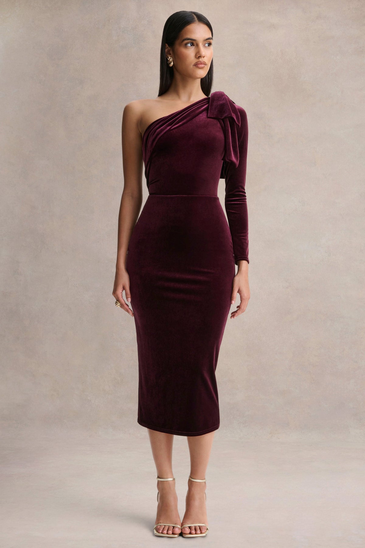 Vespera | Vestido Midi de Terciopelo Burdeos con Escote Asimétrico y Detalle de Lazo