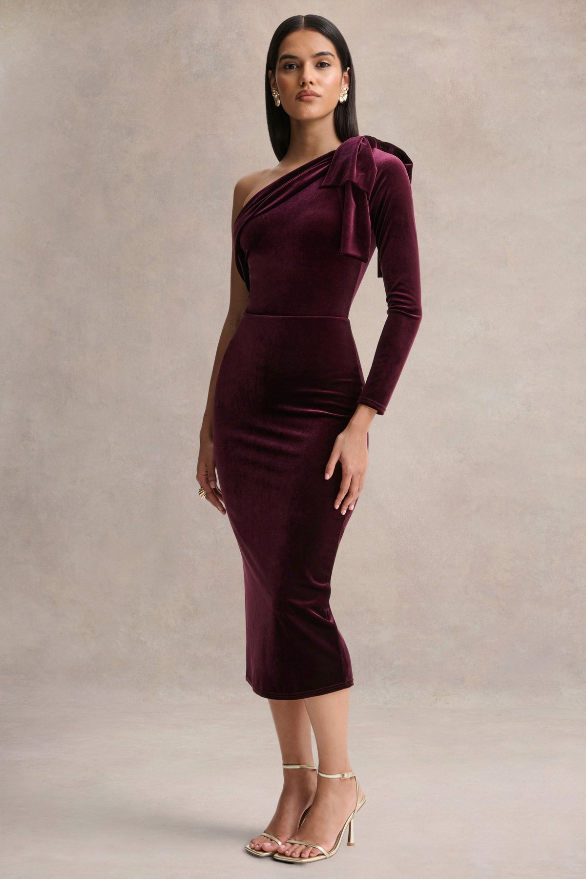 Vespera | Vestido Midi de Terciopelo Burdeos con Escote Asimétrico y Detalle de Lazo