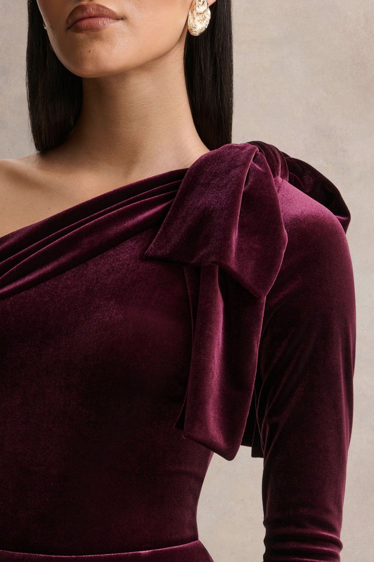 Vespera | Vestido Midi de Terciopelo Burdeos con Escote Asimétrico y Detalle de Lazo